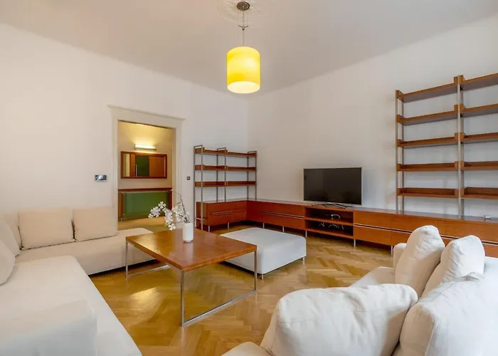 Bright Oldtown 2bdr Apartment